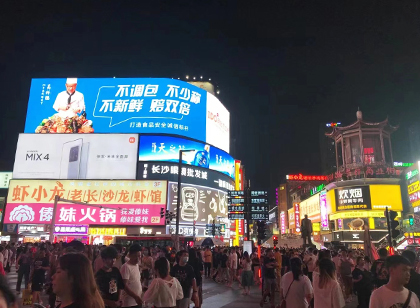 人流聚集的商業(yè)街，如何通過(guò)標(biāo)識(shí)導(dǎo)視系統(tǒng)設(shè)計(jì)實(shí)現(xiàn)有序指引？