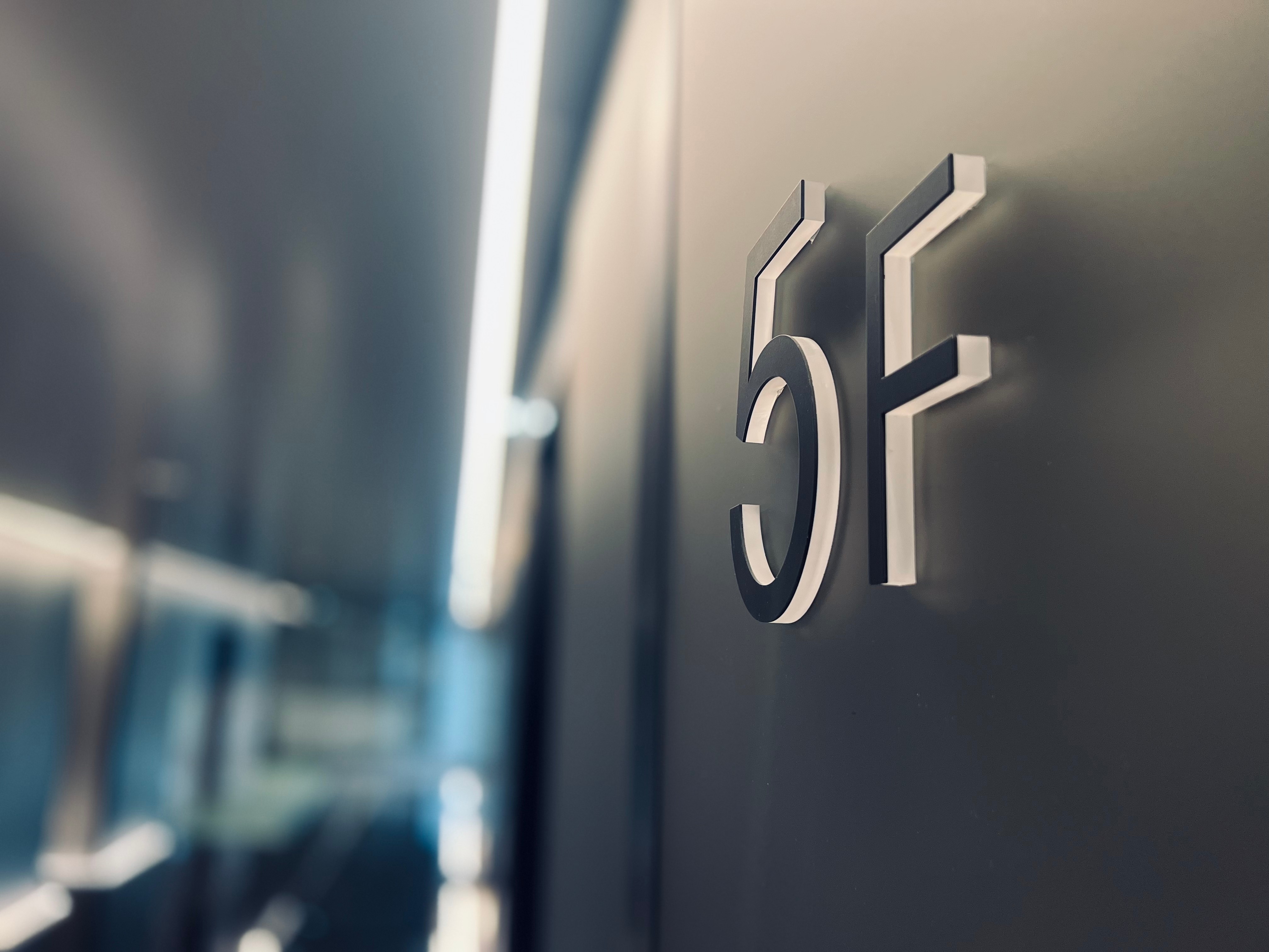 「創(chuàng)益科技大廈」 商業(yè)綜合體如何借助簡(jiǎn)約標(biāo)識(shí)設(shè)計(jì)彰顯低調(diào)美學(xué)？