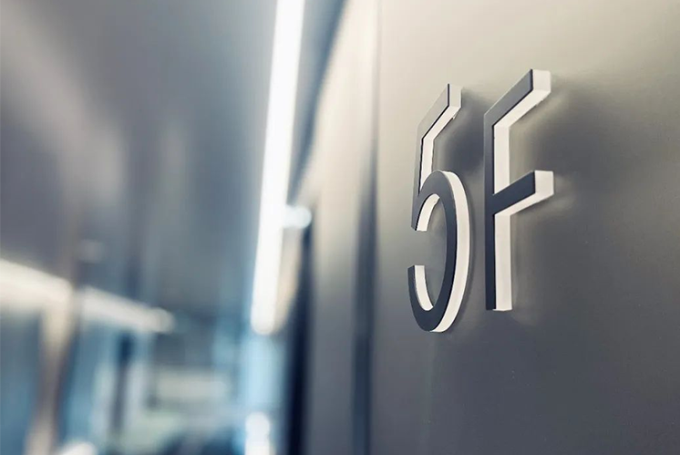 甲級(jí)辦公樓標(biāo)識(shí)設(shè)計(jì)如何體現(xiàn)高端現(xiàn)代感？