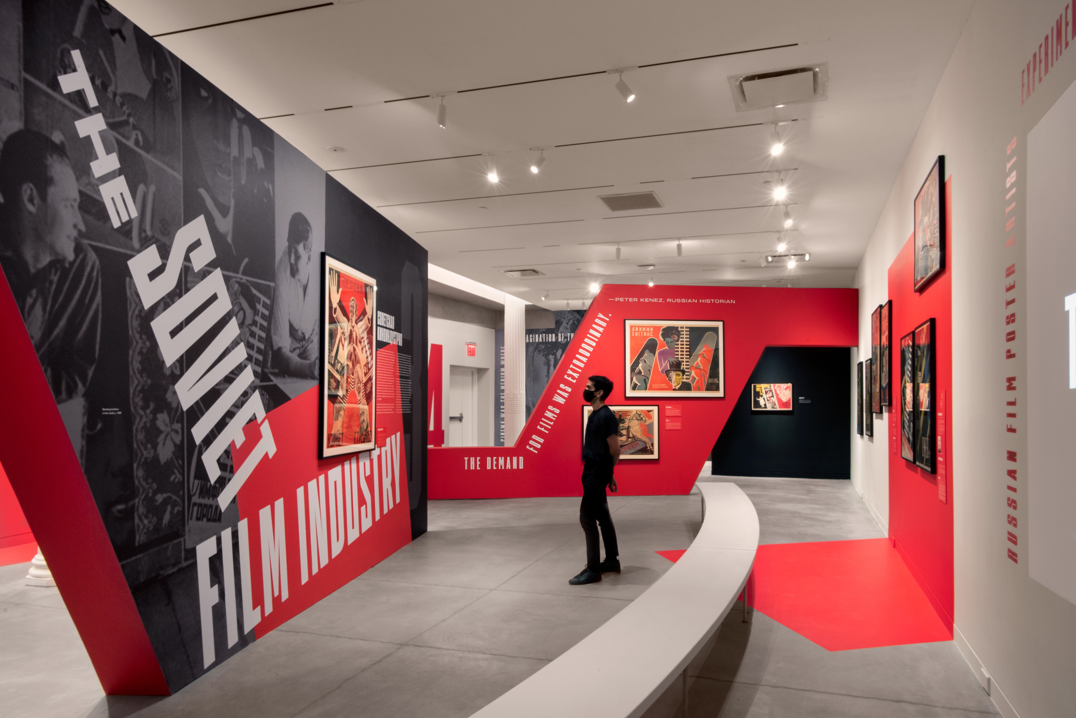 大型購(gòu)物商場(chǎng)標(biāo)識(shí)設(shè)計(jì)打造清爽、現(xiàn)代的購(gòu)物環(huán)境