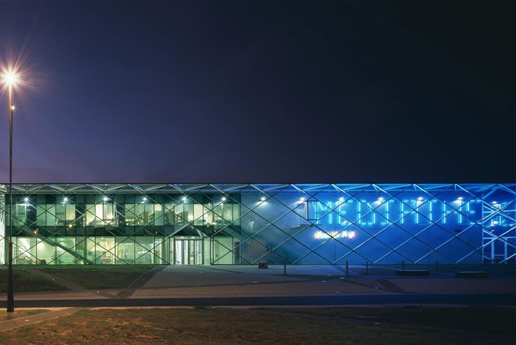 未來(lái)感爆棚|運(yùn)用燈光創(chuàng)造出動(dòng)感科技氛圍的導(dǎo)視牌