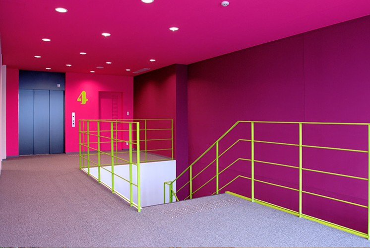 眼花繚亂？導(dǎo)視系統(tǒng)對(duì)于明亮色彩的高級(jí)運(yùn)用是怎樣的？