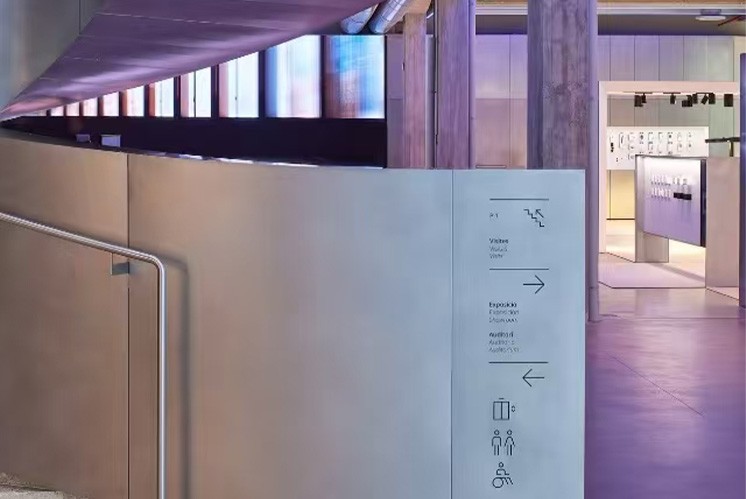 企業(yè)總部導(dǎo)視設(shè)計(jì)：以簡(jiǎn)約之筆，繪指引華章