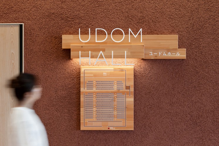 交錯(cuò)結(jié)構(gòu)：木質(zhì)標(biāo)識(shí)的厚重美學(xué)