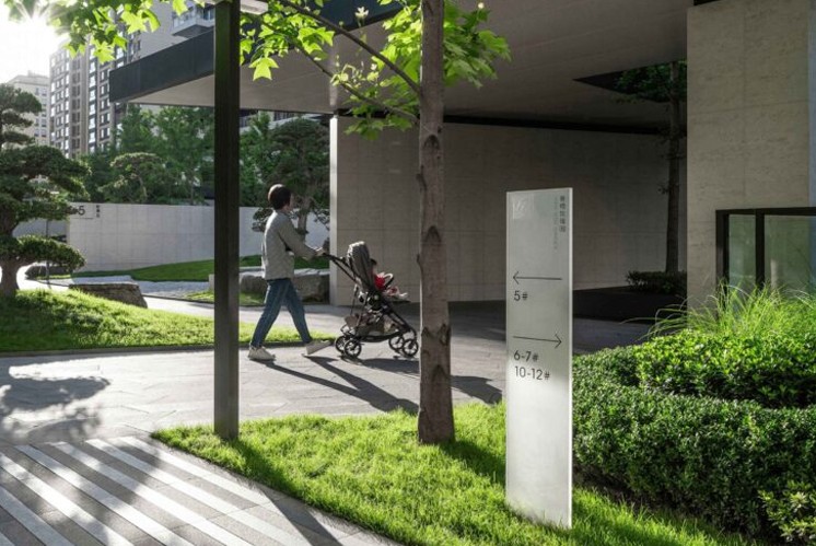 【玫瑰園】住宅標(biāo)識(shí)設(shè)計(jì)：通透感與質(zhì)感兼具的磨砂玻璃標(biāo)識(shí)